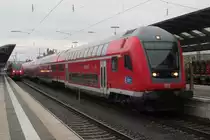 Eine Doppelstockwagengarnitur steht am 18. August 2013 als RE aus N�rnberg Hbf in Bamberg.