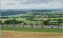 Oben hat man eindeutig eine besser Aussicht...
IC zwischen Pal�zieux und Romont am 12. Juli 2012