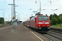 146 115 mit einem RE nach Basel Bad. Bf am Vormittag des 25.07.13 bei der Ausfahrt aus M�llheim (Baden).