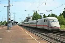 Ein leider nicht indentifizierter 401 als ICE 370 nach Berlin Ostbahnhof am Morgen des 25.07.13 bei der Durchfahrt im Bahnhofs M�llheim (Baden).