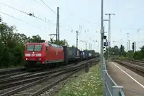 185 049-4 mit einem KLV-Zug gen Norden am Morgen des 25.07.13 bei der Durchfahrt im Bahnhof M�llheim (Baden).