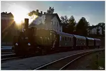Mit den letzen Sonnenstrahlen, f�hrt MLV Dampflok 92.2271 mit dem Abendzug, in den Bahnhof Zwettl ein. 
15.8.2013 