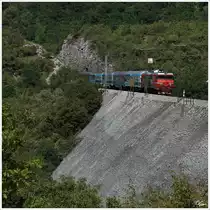 �ber den gro�en Damm nahe Hrastovlje, f�hrt SZ  Brigitte  363 017 mit dem IC 505  POHORJE  (Koper - Maribor) auf der Koperrampe bergw�rts. 
17.8.2013