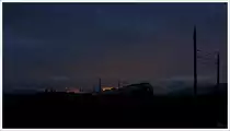 In der Abendd�mmerung f�hrt ein Talent als R 1712 von Friesach nach M�rzzuschlag. Zeltweg 20.8.2013