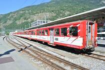 Der R 229, Brig-Zermatt, wird h�ufig mit 2 Mitteleinstiegswagen, ex. BVZ, verst�rkt. Heute sind es B 2267+2268, 21.08.2013.
