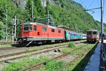 Infolge Bauarbeiten fallen tags�ber s�mtliche Z�ge zwischen Iselle und Domodossola aus. Links f�hrt die Re 4/4 II 11127 mit einem KlB Simplonpendel, welcher mit einem zus�tzlichen A EWII (NL) verst�rkt ist, als Ersatz EC 52 Richtung Simplontunnel-Brig. Rechts steht der Autotunnelzug mit der Re 4/4 II 11109, 21.08.2013.