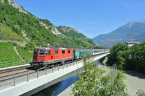Wegen Bauarbeiten ist die Strecke zwischen Iselle und Domodossola zeitweise unterbrochen.  F�r den EC 34 verkehrt als EC 31034 ein Ersatzzug Iselle-Genf, mit Halt nur zum Aussteigen. Eingesetzt wird f�r diese Leistung (und die R�ckfahrt als EC 41) ein EWI/II Pendel. Beim Pendel handelt es sich um einen Simplon KlB Pendel, welcher zus�tzlich noch mit einem A EWII New Look verst�rkt wird. Heute wurde der Zug durch die Re 4/4 II 11125, Leuk, 22.08.2013.
Gruess an den Lf!
