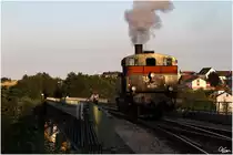 Im letzten Abendlicht rollt MLV Dampflok 92 2271 nochmals �ber die Br�cke in Zwettl. 
15.8.2013