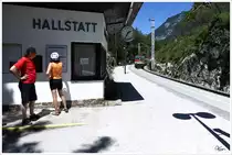 Im Salzkammergut da kann man gut lustig sein - Bei Sommerlichen 36� Celsius f�hrt 1144 232 mit REX 3416  Ausseerland  (Attnang Puchheim - Stainach Irdning) in die Haltestelle Hallstatt ein. 
1.8.2013