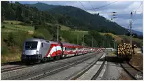 Schi WM Railjet 1116 249 f�hrt als l�ngste Fahne �sterreichs, mit dem RJ 632  powered by easybank  von Villach nach Wien Meidling.  
Scheifling 22.8.2013