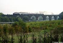 Am 30.09.06 bef�rdert 50 3616 einen Sonderzug von Schwarzenberg zur Messe nach Leipzig. Hier �berquert der Zug das Bahrebachviadukt �ber die A4 bei Chemnitz-Heinersdorf.