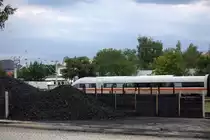 Kein Kohlebansen im eigentlichen Sinne, aber der Steinkohlenlagerplatz f�r die L��nitzgrundbahn.Ob der ICE im Hintergrund ebenfalls Kohlestrom als Energietr�ger nutzt, entzieht sich der Kenntnis des Fotografen.  17.08.2013 18:39 Uhr  Radebeul ost.