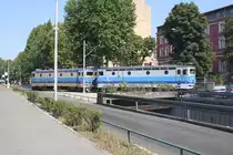 1141 029 und 005 queren am 18.August 2013 kurz nach dem Bf. Rijeka die Kreimirova Ulica.
