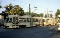 Marseille RTM SL 68 (PCC 2002) an der Endstation Saint-Pierre (Rue Saint-Pierre / Cimeti�re (: Friedhof) Saint-Pierre) am 27. Juli 1979. - 1969 lieferte die Firma La Brugeoise & Nivelles 21 PCC-Wagen an den Strassenbahnbetrieb in Marseille. Da die unterirdische Endstation Noailles in der Innenstadt keine Wendeschleife hatte, kaufte man Zweirichtungswagen. Im Jahre 1979 hatte die Linie 68 20.000 Fahrg�ste pro Tag und fuhr in der HVZ alle 2-3 Minuten.