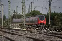 Das eher  reichsbahtypische Fahren und Bauen   l�sst Baustellen entstehen ,auf denen  sich neu und alt nebeneinader voll in Funktion finden l��t. So auch auf dem Abschnitt Radebeul West - Coswig der Strecke Dresden - Riesa -Leipzig. Eben hat gerade RE Saxonia den Abschnitt passiert. 442 616  l�uft nach. 24.08.2013 16:18 Uhr.
