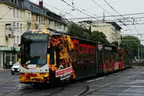 Niederflurwagen 4560 tr�gt als vierzehntes Fahrzeug nach der Reklameaktualisierung von 4042, 4047, 4068, 4561, und 4568 die neue Ganzreklame  Flamme K�chen + M�bel . Hier zu sehen auf der Kreuzung Aachener Str./G�rtel am 23.08.2013. 