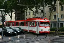 Der Museumswagen 3764 bei der Einfahrt in die H�userblockschleife  Neuenh�fer Allee  am 24.08.2013.
