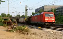 185 298-7 von Railion kommt aus Richtung K�ln,Aachen-Hbf mit einem Kurzen Schrottzug aus �sterreich nach Belgien und f�hrt in Aachen-West ein am einem sch�nem Sommerabend vom 16.7.2013.