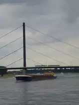 Reichlich Verkehr in D�sseldorf -

W�hrend auf dem Rhein ein gro�es Containerschiff tuckert, f�hrt oben auf der Obberkasseler Br�cke eine Stadtbahn ihrer n�chsten Haltestelle  Luegeplatz  entgegen.

D�sseldorf am 20.08.2013.