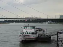 Mein erstes Bild aus D�sseldorf:

Das Schiff steht, der Zug f�hrt - 

Oben auf der Oberkasseler Br�cke macht sich eine Stadtbahn auf den Weg, unten wird gleich abgelegt.

D�sseldorf am 20.08.2013.