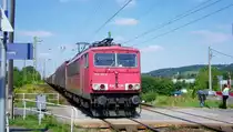 155 110-0 kommt hier mit ihrem G�terzug am Bahn�bergang in Radebeul-Naundorf vorbei Richtung Dresden-Friedrichstadt (22.8.2013)