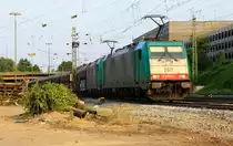 Zwei Cobra 2811 und 2841 kommen mit einem langen Kalkzug aus Yves-Gomez�e(B) nach Millingen und fahren in Aachen-West ein in der Abendsonne am einem sch�nem Sommerabend vom 16.7.2013.