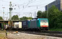 Die Cobra 2815 kommt aus Richtung Montzen/Belgien mit einem langen Containerzug aus Antwerpen-Oorderen(B) nach Gallarate(I) und f�hrt in Aachen-West ein am einem sch�nem Sommerabend vom 16.7.2013.