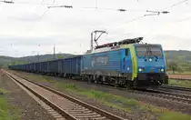 Das teuerste Foto meiner Bahnfotografen-Laufbahn. :-/ Weil ein �berbesorgter Bundesb�rger meinte, ich sei Suizidgef�hrdet, kam es zu einem kleineren BuPol-Einsatz mit angeh�ngtem Ordnungswidrigkeits-Verfahren und Rechnung. Das ist auch das letzte Bild, das ich von dieser Stelle, unter Polizeischutz dann noch gemacht hab: 189 802 (ES 64 F4-802 / EU 45-802) mit Kohlezug gen S�den. Aufgenommen am 09.05.2013 in Mecklar.