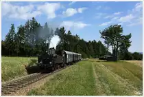Dampflok 92.2271 vom MLV Zwettl, auf der Fahrt zum Kr�uterfest in Spr�gnitz, aufgenommen nahe Bernschlag.
15.8.2013