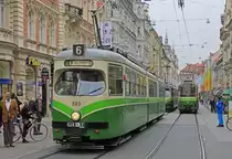 12.10.2012

Herbstlicher Tag in Graz: Drei Z�ge der Gr�n-Wei�en Stra�enbahn in der Herrengasse zwischen Hauptplatz und Jakominiplatz. Im Vordergrund Eigenbau-Triebwagen 583 der Linie 6 (Laudongasse-St.Peter).
Dahinter ein unidentifizerter SGP-Wagen der Linie 3 (Laudongasse-Krenngasse), in die Gegenrichtung f�hrt TW 509 auf Line 3 in Richtung Laudongasse.
