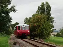 Am 25.08.13 fuhr das Ferkel (171 056-5) wieder von Adorf nach Muldenberg und zur�ck. Hier die Ausfahrt in Gunzen.