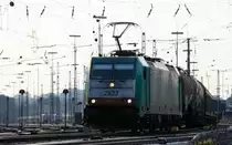 Die Cobra 2822 f�hrt mit einem langen gemischten G�terzug aus K�ln-Gremberg nach Antwerpen-Noord(B) bei der Ausfahrt von Aachen-West und f�hrt in Richtung Montzen/Belgien am einem sch�nem Sommerabend vom 16.7.2013.