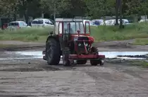 Beim zweiten Hinschauen erkannte ich dieses Zweiwegefahrzeug. Der Schienen
Traktor machte sich wenig sp�ter am 7.5.2010 beim Verschub von G�terwagen
im Bahnhof Sombor in Serbien n�tzlich.