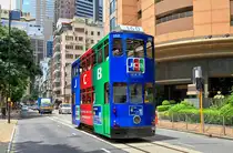 Hongkong Tw 160 bef�hrt die eingleisige Schleife um die Pferderennbahn des Hong Kong Jockey Clubs mit der Endstelle Happy Valley. Aufnahme in der Wong Nai Chung Road, 25.08.2013.