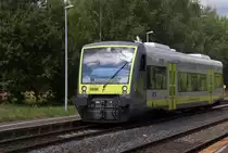 Ein Abstecher ins Fichtelgebirge - Zwei Jahre lang habe ich etwa 500 Meter Luftlinie vom Bahnhof Wunsiedel-Holenbrunn (ehemals Holenbrunn) gewohnt. Leider habe ich keine Dokumente aus dieser Zeit, denn als junge Mutter hat man andere Priorit�ten als dass man Eisenbahnen fotografiert. Der ehemalige Bahnknoten hat wie viele Bahnh�fe viel von seiner Bedeutung eingeb��t. Ungef�hr 10 Gleise m��te der Bahnhof zu seinen Glanzzeiten gehabt haben. Holenbrunn liegt an der Hauptstrecke Hof - Marktredwitz - Weiden (Oberpfalz) - Bahnstrecke 5050. Von Holenbrunn gingen die Nebenbahnen nach Leupoldsdorf �ber Wunsiedel (Stadt) und nach Selb Stadt aus.  Am 15.08.2013 kommt Agilis Regioshuttle VT 650.702 aus Hof mit Ziel Kirchenlaibach �ber Marktredwitz und h�lt in Holenbrunn.