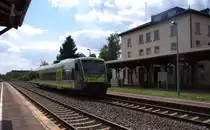 Ein Abstecher ins Fichtelgebirge - Zwei Jahre lang habe ich etwa 500 Meter Luftlinie vom Bahnhof Wunsiedel-Holenbrunn (ehemals Holenbrunn) gewohnt.
Leider habe ich keine Dokumente aus dieser Zeit, denn als junge Mutter hat man andere Priorit�ten als dass man Eisenbahnen fotografiert.

Der ehemalige Bahnknoten hat wie viele Bahnh�fe viel von seiner Bedeutung eingeb��t.
Ungef�hr 10 Gleise m��te der Bahnhof zu seinen Glanzzeiten gehabt haben.
Holenbrunn liegt an der Hauptstrecke Hof - Marktredwitz - Weiden (Oberpfalz) - Bahnstrecke 5050.
Von Holenbrunn gingen die Nebenbahnen nach Leupoldsdorf �ber Wunsiedel (Stadt) und nach Selb Stadt aus.

Dort wo die Laternen heute im Gr�nen stehen befand sich das Gleis nach Leupoldsdorf.

Am 15.08.2013 kommt Agilis Regioshuttle VT 650.702 aus Hof mit Ziel Kirchenlaibach �ber Marktredwitz und h�lt in Holenbrunn.
