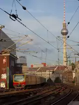 Eine S5 nach Spandau am 23.08.2013 kurz vor Einfahrt in den Bahnhof Friedrichstra�e aus Richtung Alexanderplatz kommend. Im Hintergrund der Berliner Fernsehturm.