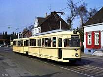 Tw 227 wurde bereits 1991  museal  hergerichtet, stand aber noch bis 1995 im Liniendienst. Es wurde sogar ein Beiwagen (Nr. 183) farblich angepasst. Hier sehen wir das Gespann am 12. M�rz 1993 an der (H) Tilsiter Stra�e. Bw 183 ging 2000 nach Arad (Rum�nien).
