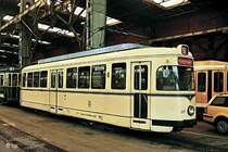 Der historische Tw 227 der MVG im Betriebshof Rosendahl (7. Mai 2006). Der Tw wurde �u�erlich dem Zustand bei Lieferung angen�hert (Lackierung, Stromabnehmer). Was fehlt, sind die einst so beliebten Chromleisten. 