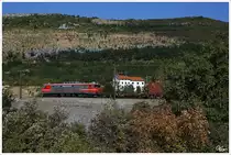 S� 363 019 bef�hrt den Damm nahe Hrastovlje.
17.8.2013