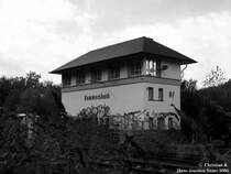 Das ehem. mechanische Befehlsstellwerk Gummersbach (f) Das W�rterstellwerk wurde ver�u�ert und einer anderen Nutzung unterzogen. Die einst recht umfangreichen Gleisanlagen wurden gerade auf das Mindestma� eines Bahnhofes (EBO) geschrumpft. 10/2006.