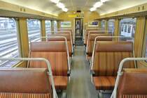 RBDe 566 I Pendel Innen: Die Mittelwagen der 566 I Pendel verf�gen �ber sehr bequeme Polster, in dieser Wagenh�lfte des B 50 38 29-34 506-8 hat es noch die alten Sitzbez�ge, 08.08.2013.