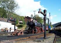 �l-Lok 44 1681 mit Wasserkran und Behandlungsanlagen in Dieringhausen. 10/2006