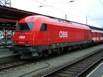 2016 071 in Salzburg Hbf mit einem Nahverkehrzug im August 2005.
