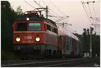 1142 566 f�hrt mit einem Dosto von Wien Floridsdorf nach Payerbach. Leider war die Sonne schon hinter den Bergen verschwunden.
Reichenau Gloggnitz 30.8.2013