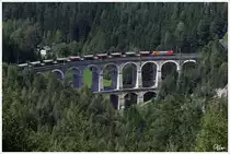 RTS 1216 901 und die 1216 902 schiebend, �berqueren mit Schotterzug 93883 von Fensch - St.Lorenzen nach Ebenfurth, die Kalte Rinne nahe Breitenstein.
30.8.2013