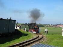 99 516 kommt die Steigung Richtung Sch�nheide Mitte heraufgedampft, 08.10.06