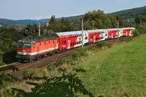 1144 077 f�hrt mit REX 1628 Neulengbach Stadt entgegen. Die Aufnahme bei Hofstatt enstand am 31.08.2013.