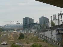 W�hrend s�dlich vom Bahnhof das schicke Regierungsviertel liegt, findet man n�rdlich Brachland und gewerbliches Gel�nde. Die Z�ge fahren �ber den Fotostandpunkt hinweg. Von Hbf Tief kommend haben sie eine ordentliche Steigung zu nehmen. 8.10.2006