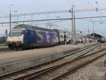 QUO VADIS? Weil die SBB ihre Stromrechnung nicht rechtzeitig bezahlte, wurde der Strom landesweit abgestellt ;-). Nun ohne Scherz:
Re 460 032-6 ist am Abend des 22.6.2005, dem Tag des grossen Black-Outs, mit ihrem Interregio Z�rich-Chur in Pf�ffikon SZ  gestrandet .Personal und Passagiere sind ratlos.